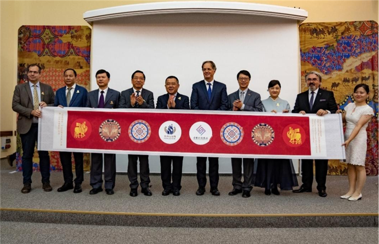 “絲路綺粲—中國(guó)絲綢藝術(shù)展”開(kāi)幕式在匈牙利首都布達(dá)佩斯舉行。布達(dá)佩斯中國(guó)文化中心供圖