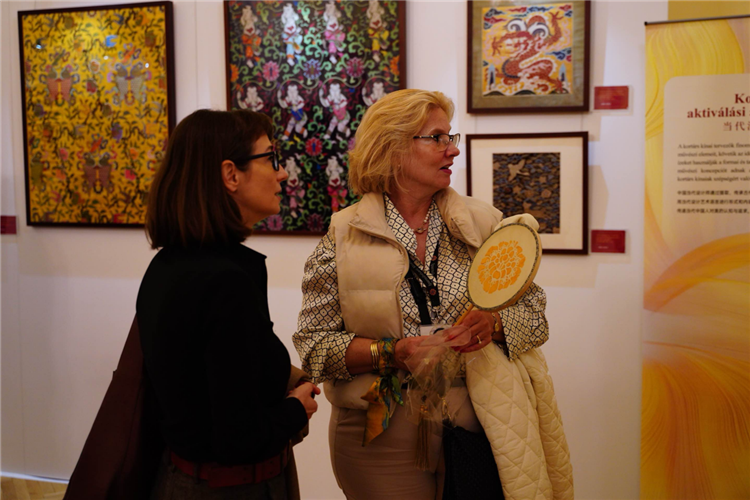 游客觀賞。布達(dá)佩斯中國(guó)文化中心供圖