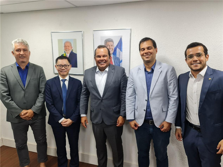 巴伊亞州副州長杰拉爾多·儒尼奧爾（中）與中國—巴伊亞州礦業(yè)委員會(huì)主要成員合影。巴西巴伊亞州“中國—巴伊亞州礦業(yè)委員會(huì)”供圖