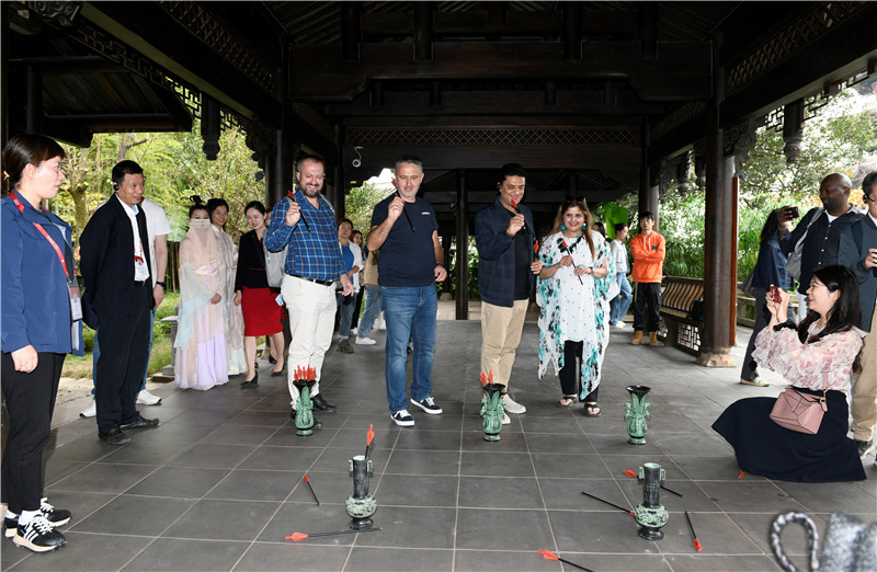 在安樂泉，中外記者體驗投壺 趙橙涔攝