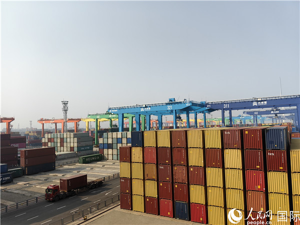 天津港北疆港區(qū)C段智能化集裝箱碼頭。人民網(wǎng)記者 符園園攝