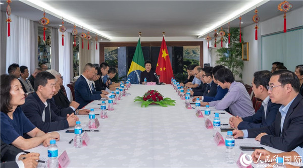 當?shù)貢r間10月23日，國務(wù)院僑務(wù)辦公室主任陳旭（中）在巴西里約熱內(nèi)盧出席國務(wù)院僑辦代表團與里約僑界座談會。  王天聰 攝