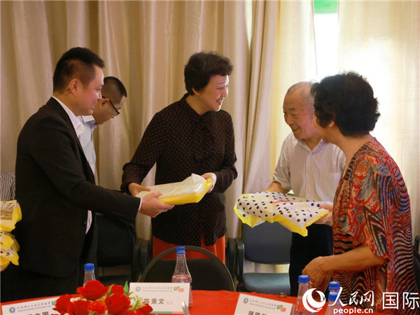 當?shù)貢r間10月23日，國務(wù)院僑務(wù)辦公室主任陳旭（中）在巴西華人文化交流協(xié)會會館出席里約僑界舉辦的重陽節(jié)敬老聯(lián)歡活動，并為里約僑界長者代表送上慰問品。  人民網(wǎng)記者 陳海琪攝