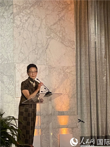 方李邦琴在頒獎(jiǎng)臺(tái)上。人民網(wǎng)記者 鄧圩攝