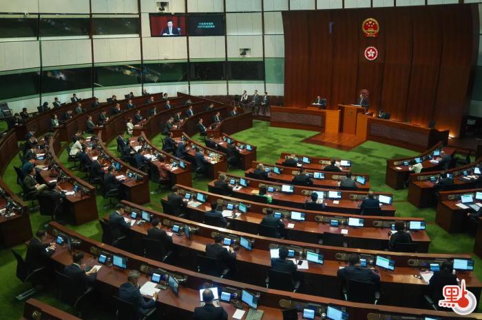 李家超在立法會宣讀新一份施政報告。圖片來源：香港“點新聞” 麥鈞杰 攝