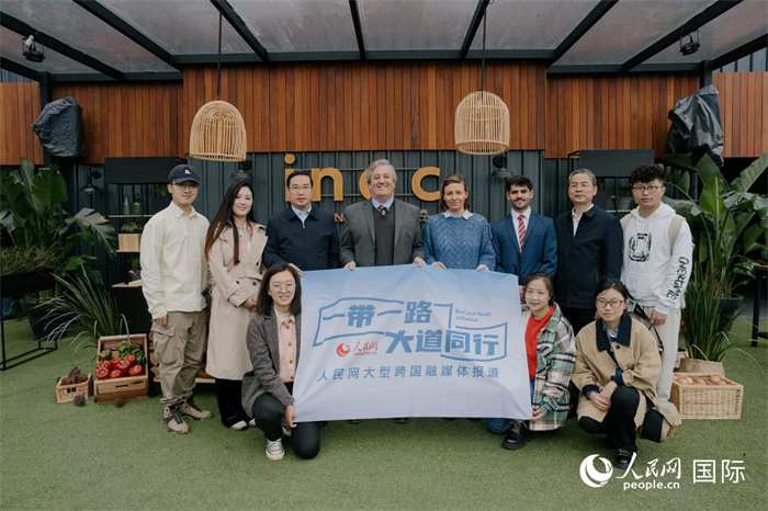 在烏拉圭第118屆普拉多牧農(nóng)業(yè)國際博覽會(huì)上，烏拉圭國家肉類協(xié)會(huì)主席與人民網(wǎng)記者合影。人民網(wǎng)記者 張若涵攝