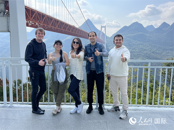 歐亞國家記者在壩陵河大橋下合影，并給大橋“點贊”。人民網(wǎng) 花放攝