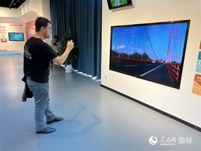 歐亞國家記者在橋梁博物館參觀。（人民網(wǎng) 花放攝）