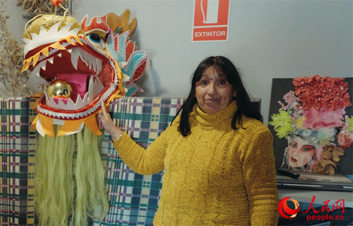 “熊貓閱覽室”一角。盧漢·梅洛為記者展示大使館贈(zèng)送的龍頭。人民網(wǎng)記者 張若涵攝