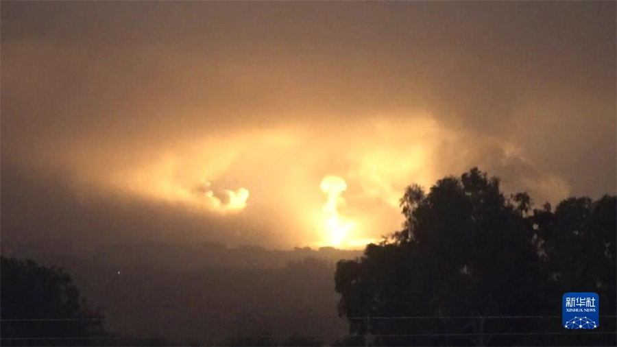 這張從以色列國防軍發(fā)布視頻中截取的圖片顯示，10月27日晚，以軍進(jìn)入加沙地帶開展地面行動。新華社發(fā)