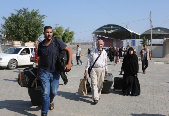   11月1日，人們?cè)诶诎都由骋粋?cè)準(zhǔn)備前往埃及。新華社發(fā)（哈立德·奧馬爾攝）