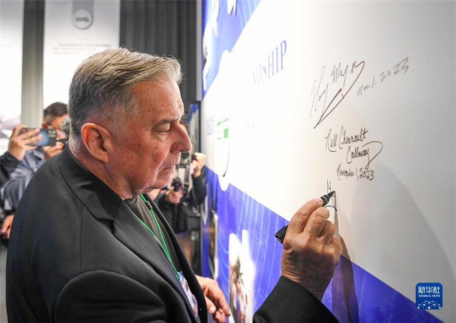 11月1日，美中航空遺產(chǎn)基金會(huì)主席格林在重慶史迪威博物館友誼墻上簽名。新華社記者 王全超 攝