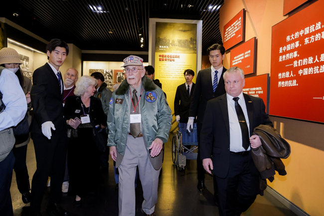 2023年10月30日，美國飛虎隊老兵梅爾·麥克馬倫一行參訪中國人民抗日戰(zhàn)爭紀(jì)念館。中國人民對外友好協(xié)會供圖