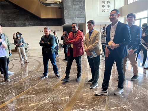   （外媒記者參觀中國(guó)藥都中醫(yī)藥博物館。中國(guó)經(jīng)濟(jì)周刊記者 郭志強(qiáng) 攝）