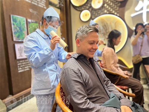   （外媒記者體驗(yàn)艾灸。中國(guó)經(jīng)濟(jì)周刊記者 郭志強(qiáng) 攝）