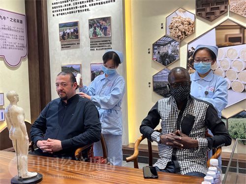   （外媒記者爭(zhēng)先恐后體驗(yàn)艾灸，直呼神奇。中國(guó)經(jīng)濟(jì)周刊記者 郭志強(qiáng) 攝）