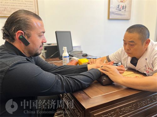   （外媒記者走進(jìn)中醫(yī)堂，問(wèn)診中醫(yī)名師。中國(guó)經(jīng)濟(jì)周刊記者 郭志強(qiáng)攝）