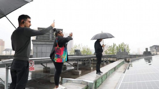   2023“一帶一路”媒體合作論壇聯(lián)合采訪團(tuán)參觀國家電投江西公司分宜電廠光伏矩陣。（本報(bào)記者 周歡攝）