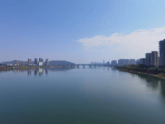 　　10月24日，在清水塘大橋景觀通道上拍攝的湘江景色。本報(bào)記者 常雯宜攝