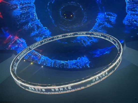 　　《天釀》演出中，屏幕上展示的歌詞。本報記者葉子攝