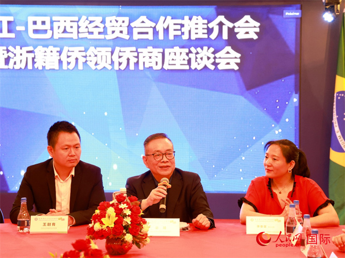 浙江海外聯(lián)誼會(huì)常務(wù)副會(huì)長(zhǎng)徐旭（中）和與會(huì)僑領(lǐng)僑商座談。人民網(wǎng)記者 陳海琪攝