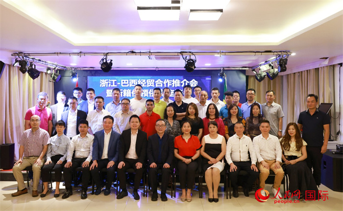 與會(huì)嘉賓合影。人民網(wǎng)記者 陳海琪攝