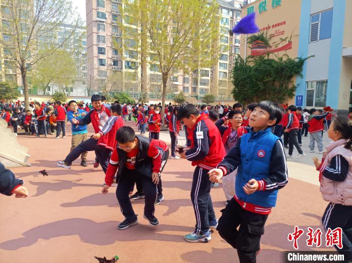 資料圖：小學(xué)生在大課間踢毽子。黃建 攝