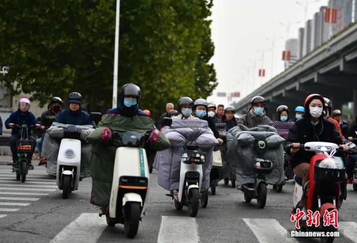11月3日，河北石家莊迎降溫天氣，市民“捂”裝出行。 <a target='_blank' href='/'><p  align=