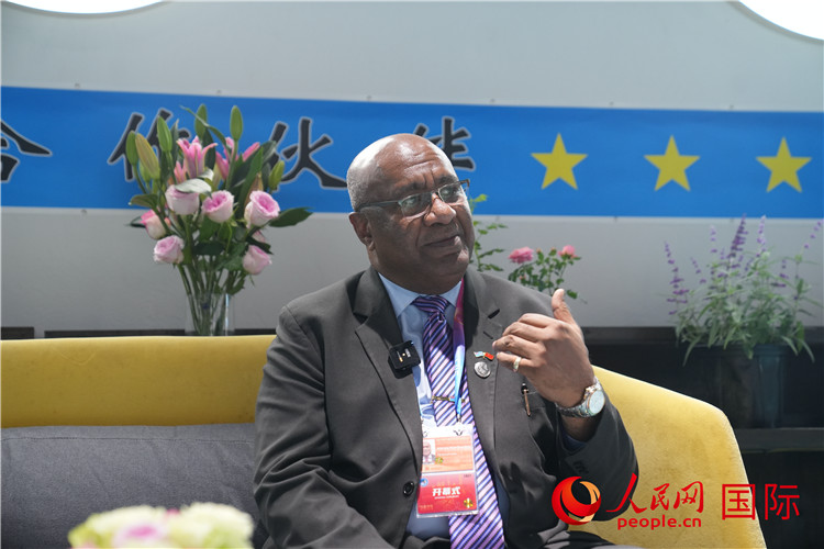 斐濟副總理兼貿(mào)易部長卡米卡米加談參加進博會感受。人民網(wǎng)記者 吳超嵐攝