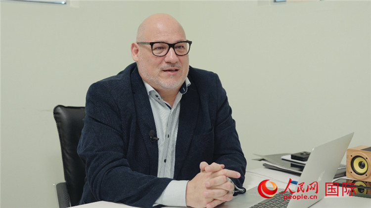 烏拉圭《共和國報(bào)》總編輯胡安·布蘭卡接受人民網(wǎng)專訪。人民網(wǎng)記者 張若涵攝