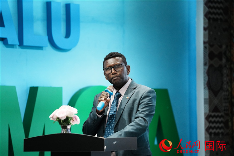 所羅門群島總理代表吉姆森·菲奧·塔南噶達(dá)發(fā)表致辭。人民網(wǎng) 彭昱凱攝