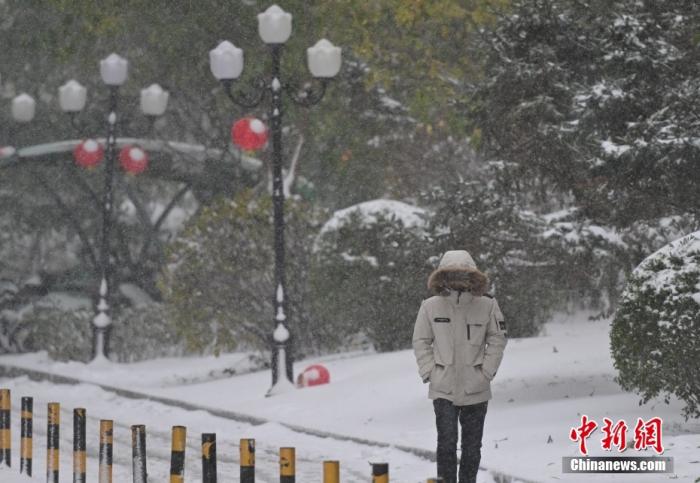 圖為市民在雪中出行。 <a target='_blank' href='/' ><p  align=