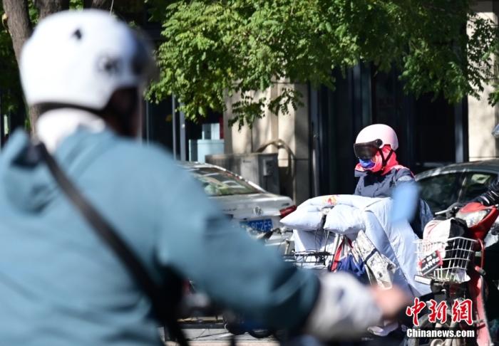 石家莊街頭，市民紛紛穿上厚厚的外套“捂”裝前行。 <a target='_blank' href='/'><p  align=