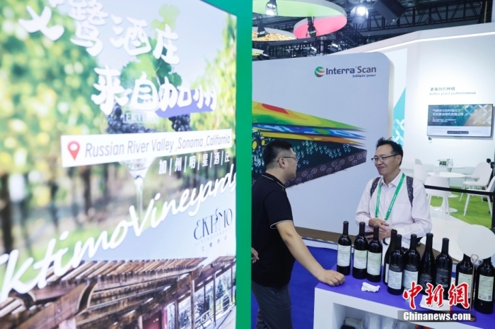 11月6日，參觀者與展臺(tái)工作人員交流。當(dāng)日，第六屆中國(guó)國(guó)際進(jìn)口博覽會(huì)在國(guó)家會(huì)展中心(上海)舉行。據(jù)上海美國(guó)商會(huì)官網(wǎng)消息，為進(jìn)一步加強(qiáng)中美經(jīng)貿(mào)聯(lián)系，上海美國(guó)商會(huì)與美國(guó)農(nóng)業(yè)部合作參展2023年第六屆中國(guó)國(guó)際進(jìn)口博覽會(huì)。今年是美國(guó)政府首次設(shè)立官方展館。<a target='_blank' href='/'><p  align=