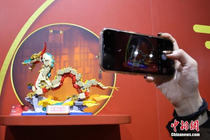 第六屆中國國際進口博覽會舉行，消費品展區(qū)展出以生肖龍為題材的中國元素產(chǎn)品。<a target='_blank' href='/'><p  align=