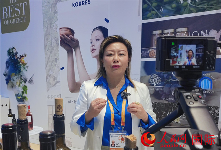 希華集團聯(lián)合創(chuàng)始人兼總裁索菲亞女士接受采訪。人民網(wǎng) 殷韜攝