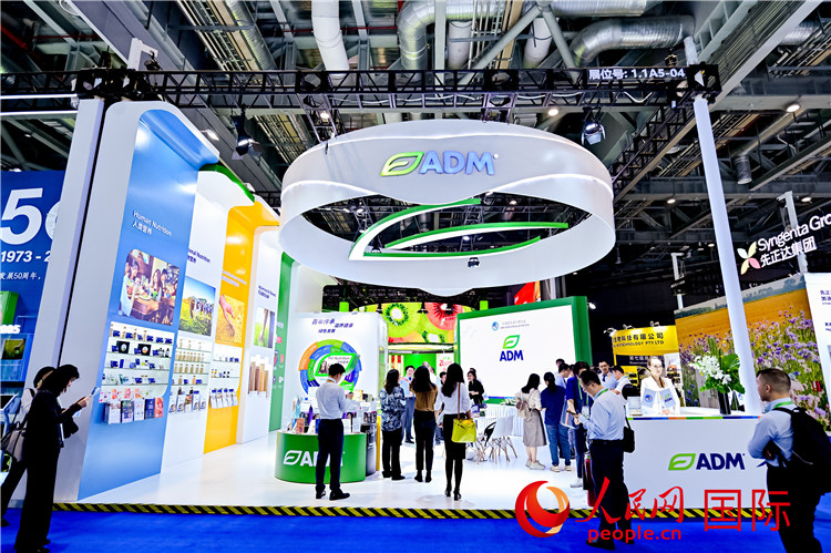 美國農(nóng)產(chǎn)品加工和貿(mào)易企業(yè)ADM在進(jìn)博會(huì)的展臺(tái)。人民網(wǎng)記者 趙益普攝