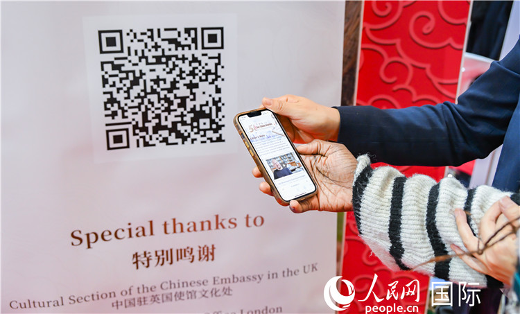 觀眾掃碼《我們的中國故事》系列視頻。人民網(wǎng) 郭錦標(biāo)攝