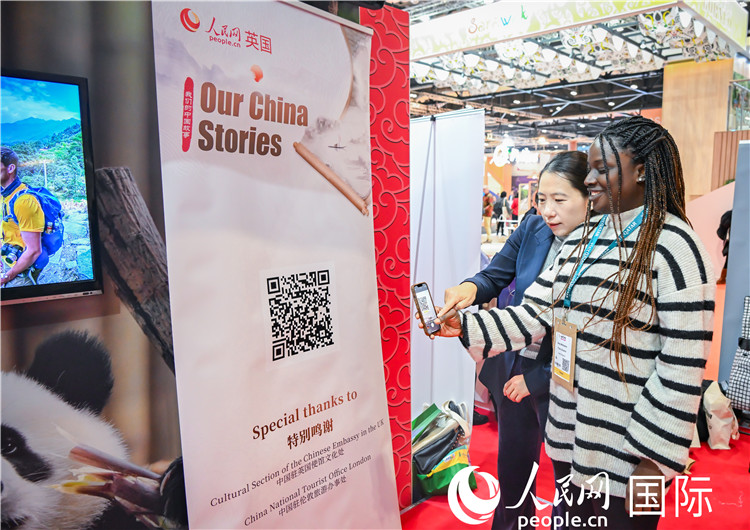 觀眾掃碼《我們的中國故事》系列視頻。人民網(wǎng) 郭錦標(biāo)攝