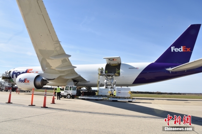 當(dāng)?shù)貢r間11月8日，美國華盛頓史密森學(xué)會國家動物園的大熊貓“美香”“添添”和它們的幼崽“小奇跡”乘坐的專機(jī)從華盛頓杜勒斯國際機(jī)場起飛前往中國成都。圖為裝有大熊貓的特制“旅行箱”正在運(yùn)上專機(jī)。<a target='_blank' href='/'><p  align=