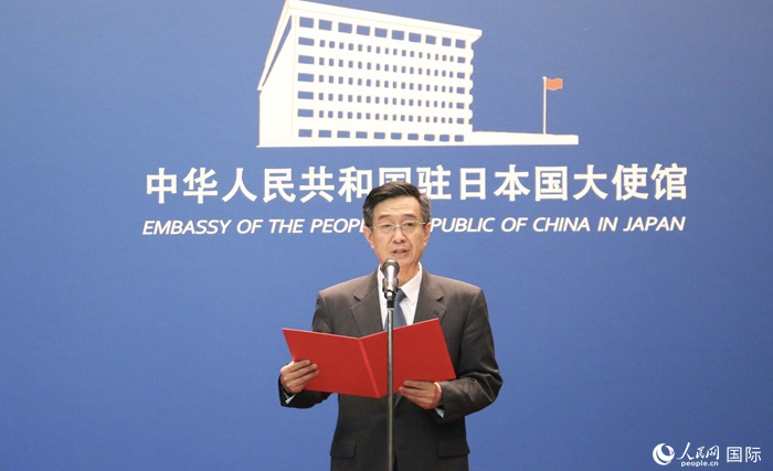 中國駐日本大使館教育處公使銜參贊杜柯偉宣讀獲獎人員名單。人民網(wǎng) 許可攝