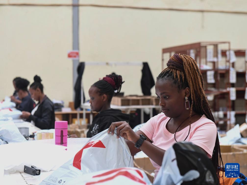 11月10日，在肯尼亞姆洛隆戈，Kilimall員工在倉庫內(nèi)包裝商品。新華社記者 李亞輝 攝