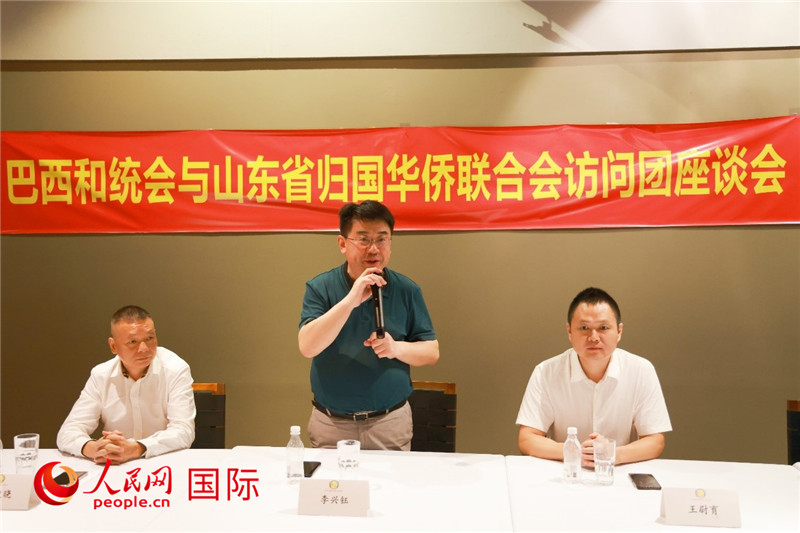 中國僑聯(lián)副主席、山東省僑聯(lián)主席李興鈺（中）在座談會上致辭。人民網(wǎng)記者 陳海琪攝