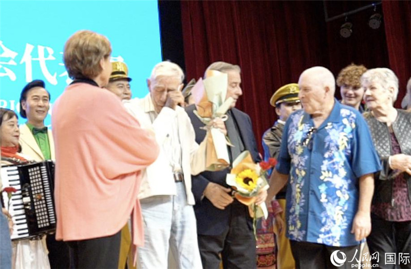 哈里·莫耶和代表團(tuán)其他成員訪問(wèn)昆明外國(guó)語(yǔ)學(xué)校，觀看講述飛虎隊(duì)開(kāi)辟駝峰航線故事的音樂(lè)劇《翠堤長(zhǎng)虹》，并與學(xué)校師生合唱《友誼地久天長(zhǎng)》。人民網(wǎng) 趙瞳攝