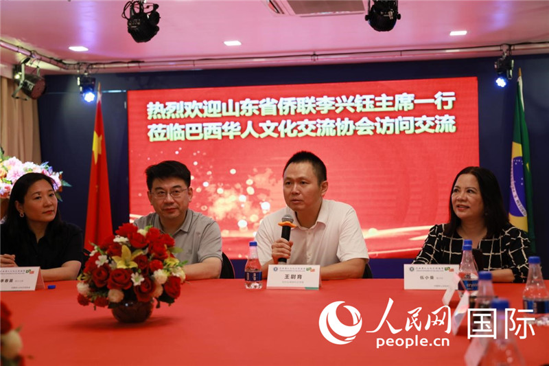 中國(guó)駐里約熱內(nèi)盧副總領(lǐng)事王尉育（右二）發(fā)表致辭。人民網(wǎng)記者宋亦然攝