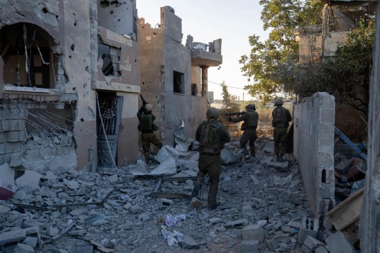 這張以色列國防軍11月12日發(fā)布的照片顯示，以軍地面部隊在加沙地帶北部開展軍事行動。新華社發(fā)