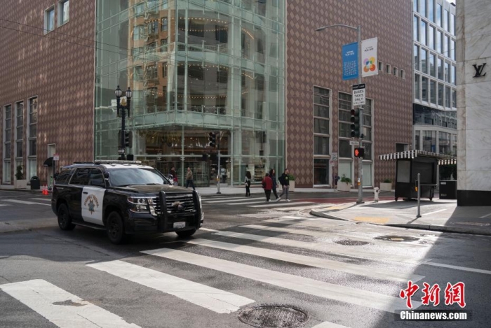 當(dāng)?shù)貢r間11月13日，美國加州舊金山聯(lián)合廣場周邊剛剛被沖洗過的街道較往常更為整潔。<a target='_blank' href='/'><p  align=