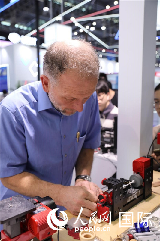 第25屆中國(guó)國(guó)際高新技術(shù)成果交易會(huì)15日在深圳開幕，圖為展商現(xiàn)場(chǎng)演示精密加工工具。人民網(wǎng)記者 魯揚(yáng)攝