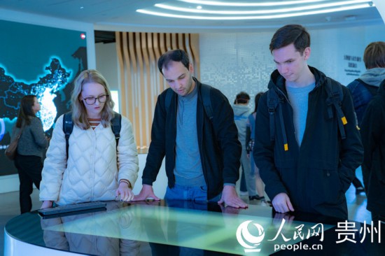 在國家大數(shù)據(jù)（貴州）綜合試驗(yàn)區(qū)交流體驗(yàn)中心，歐亞國家記者體驗(yàn)貴州大數(shù)據(jù)應(yīng)用場(chǎng)景。人民網(wǎng) 陽茜攝