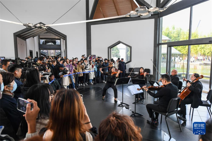 11月16日，費(fèi)城交響樂(lè)團(tuán)的演奏家們?cè)谔K州博物館大廳內(nèi)演奏。新華社記者 李博 攝